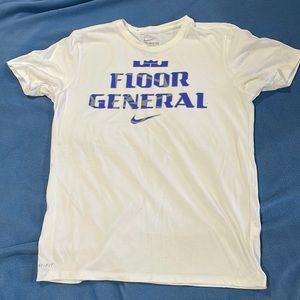 Nike basketball Tee. Size medium. NEW